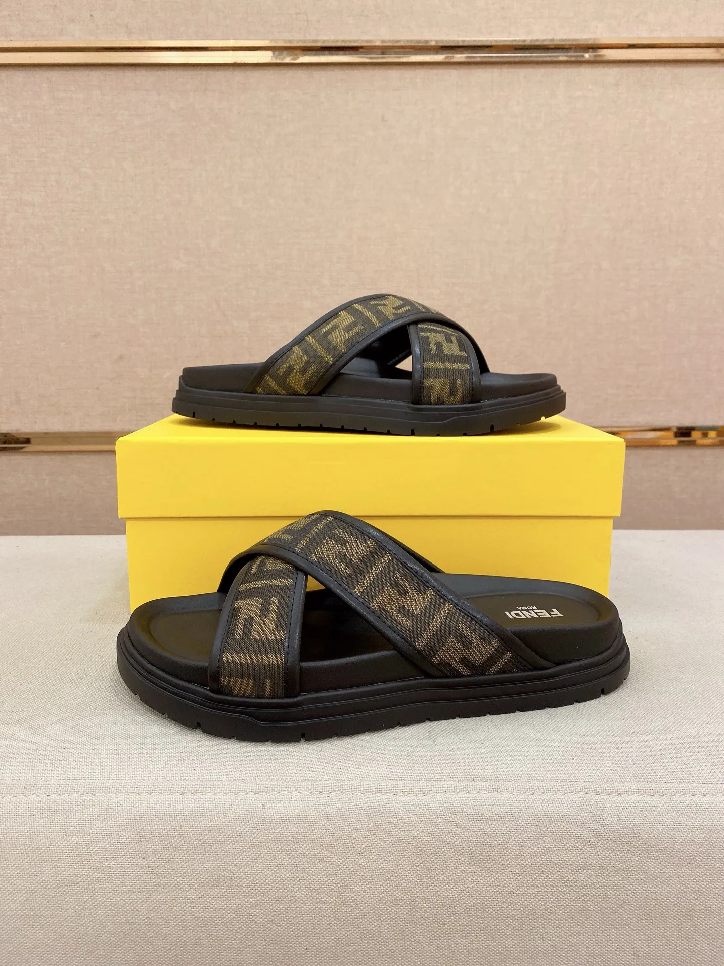 Factory price: 320💰 [Fendi Slippers] High-end brand of men's shoes, official website 1:1 latest masterpiece: original mold customization, the fabric is made of imported original materials, upgraded outsole, lighter and non-slip. The market's top quality, simple yet tasteful, a must-have for fashionistas, fashionable at your feet, full of confidence, the same style at the counter 👍The season of summer slippers is here. Code: 38-44 (45 is custom-made and cannot be returned or exchanged)